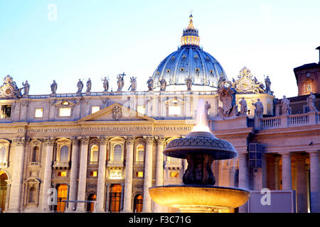 La Basilique St Pierre au coucher du soleil. Banque D'Images