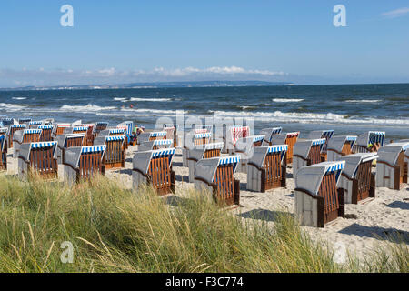 View of traditional" - 300 sièges sur la plage à la station balnéaire de Binz sur l'île de Rügen en Allemagne Banque D'Images