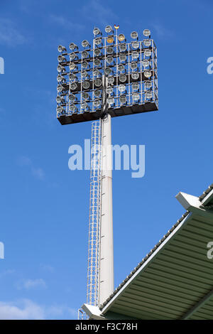 Les lumières du stade contre fond de ciel bleu Banque D'Images