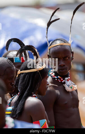 L'Afrique, l'Éthiopie, région de l'Omo, Ari tribu couple photographié à la marché du bétail Banque D'Images