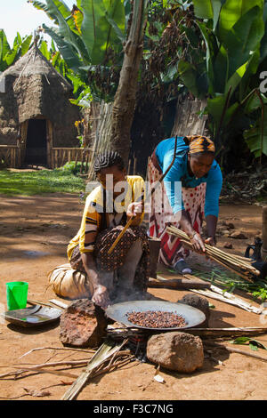 Les grains de café rôtis femme Dorse. Photographié dans la vallée de l'Omo, Ethiopie Banque D'Images