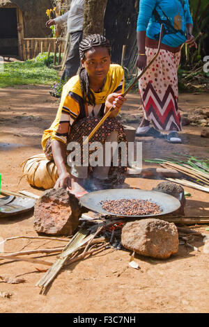 Les grains de café rôtis femme Dorse. Photographié dans la vallée de l'Omo, Ethiopie Banque D'Images