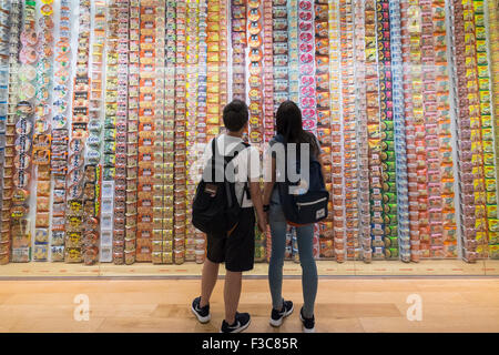 Affichage de l'intérieur de la ville historique de cup noodle marques et l'emballage à Cup Noodle Museum de Minato Mirai district de Yokohama au Japon Banque D'Images