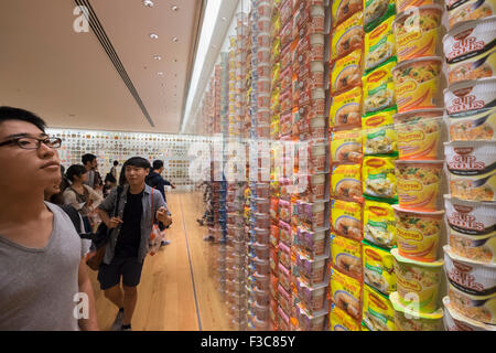 Affichage de l'intérieur de la ville historique de cup noodle marques et l'emballage à Cup Noodle Museum de Minato Mirai district de Yokohama au Japon Banque D'Images