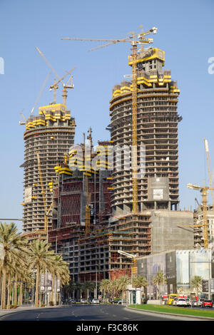 Trois tours d'appartements de grande hauteur en construction au centre-ville de district de Dubaï en Émirats Arabes Unis Banque D'Images