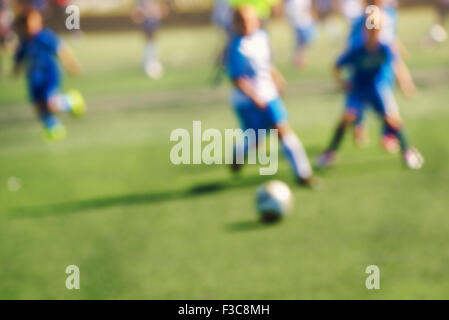 Les enfants jouent au football, sport image en arrière-plan flou flou artistique Banque D'Images