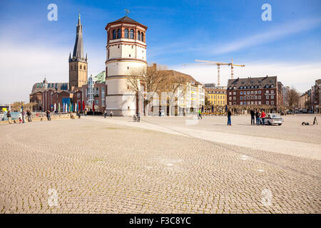 Les gens se promener sur la Burgplatz Düsseldorf en Allemagne Banque D'Images