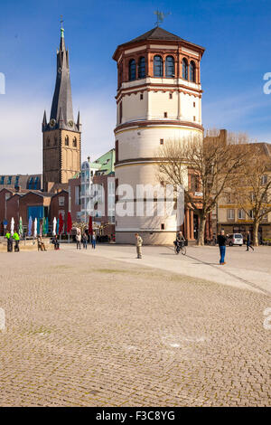 Les gens se promener sur la Burgplatz Düsseldorf en Allemagne Banque D'Images