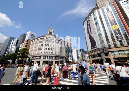 Passage pour piétons occupé dans le quartier chic de quartier commercial de Ginza à Tokyo, Japon Banque D'Images