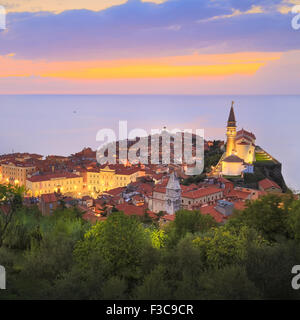 La pittoresque vieille ville de Piran, Slovénie coucher du soleil. Banque D'Images