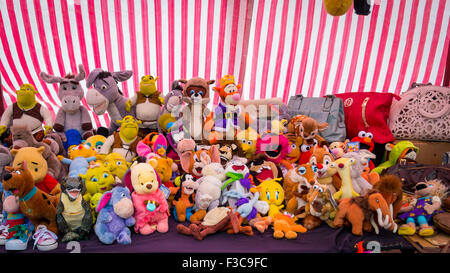 Affichage des animaux en peluche sur un étal du marché Banque D'Images