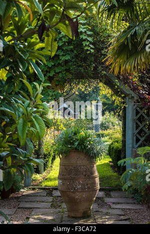 Borde Hill, West Sussex, UK. 4 octobre, 2015. Porche pour la roseraie et fontaine à Borde Hill Gardens. Crédit photo : Julia Claxton/Alamy Live News Banque D'Images