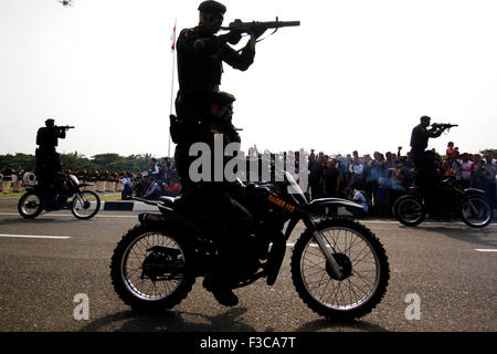 Aceh, Indonésie. 5Th Oct, 2015. Forces armées nationales indonésiennes (TNI) effectuer au cours de la célébration du 70ème anniversaire des forces armées nationales à Aceh, Indonésie, 5 octobre 2015. Credit : Junaidi/Xinhua/Alamy Live News Banque D'Images