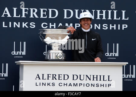 St Andrews, Écosse. 08Th Oct, 2015. Alfred Dunhill Links Golf. Thorbjorn Olesen détient le trophée Action Crédit : Dunhull Plus Sport/Alamy Live News Banque D'Images