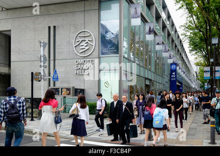 Rue commerçante animée et Omotesando Hills Shopping Mall dans l'élégant quartier d'Omotesando Tokyo Japon Banque D'Images