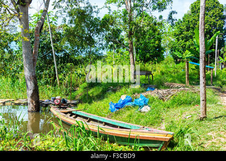 Canoë sur la rive de la rivière Reise Eco dans la forêt amazonienne près d'Iquitos, Pérou Banque D'Images