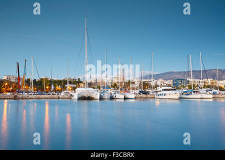 Crépuscule dans la marina d'Alimos à Athènes, Grèce Banque D'Images