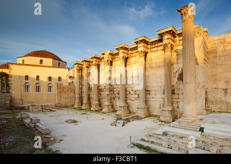Vestiges de la bibliothèque d'Hadrien et la vieille mosquée de la place Monastiraki à Athènes, Grèce Banque D'Images