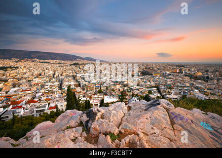 Soir sur Athènes à partir de la colline Filopappou, Grèce. Banque D'Images