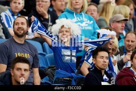 Les jeunes enfants garçons Brighton et Hove Albion football club supporters fans avec foulards Banque D'Images