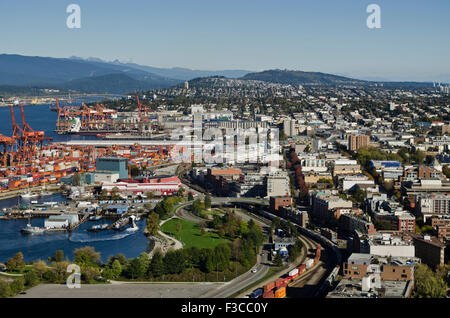 Vue aérienne d'en haut à l'Est jusqu'à Burnaby Mountain du centre-ville de Vancouver. L'inlet Burrard, quais de chargement des conteneurs, ville. Banque D'Images