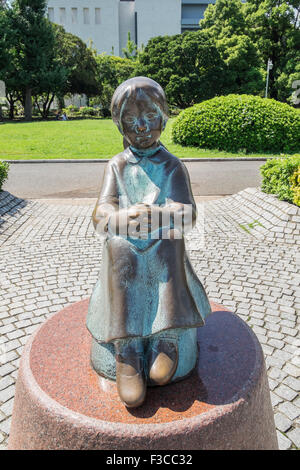 Statue de la petite fille en rouge Chaussures dans du Parc Yamashita Japon Yokohama Banque D'Images