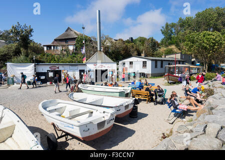 Les cafés et les touristes dans la ville historique de l'ancien village de pêcheurs de Vitt sur la péninsule de Wittow l'île de Rügen en Allemagne Banque D'Images