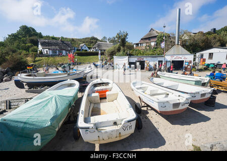 Les cafés et les touristes dans la ville historique de l'ancien village de pêcheurs de Vitt sur la péninsule de Wittow l'île de Rügen en Allemagne Banque D'Images