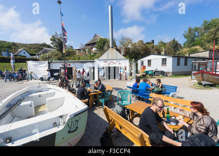 Les cafés et les touristes dans la ville historique de l'ancien village de pêcheurs de Vitt sur la péninsule de Wittow l'île de Rügen en Allemagne Banque D'Images