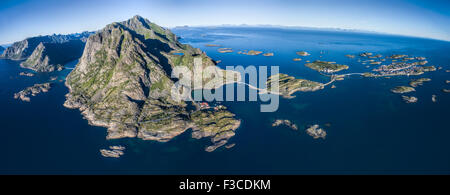 Scenic Vue aérienne de la ville de pêcheurs pittoresque Henningsvær sur îles Lofoten, Norvège Banque D'Images