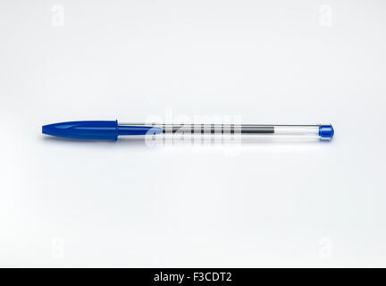 Stylo Bic cristal bleu sur fond blanc Banque D'Images