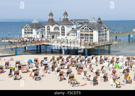 Vue de la jetée et de nombreux Strandkorb chaises de plage sur la plage à Sellin resort sur l'île de Rügen , Allemagne Banque D'Images