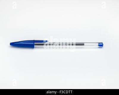 Stylo Bic cristal bleu sur fond blanc Banque D'Images