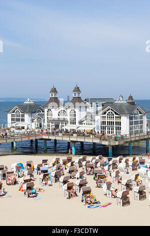 Vue de la jetée et de nombreux Strandkorb chaises de plage sur la plage à Sellin resort sur l'île de Rügen, Allemagne Banque D'Images