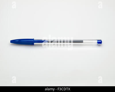 Stylo Bic cristal bleu sur fond blanc Banque D'Images