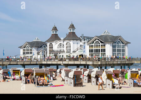 Vue de la jetée et de nombreux Strandkorb chaises de plage sur la plage à Sellin resort sur l'île de Rügen , Allemagne Banque D'Images