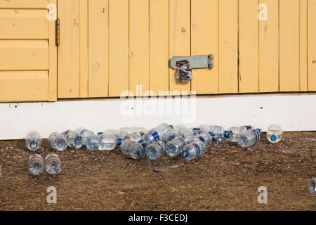 Jeter des bouteilles de watter coureurs au Marathon de Bournemouth Festival en Octobre Banque D'Images