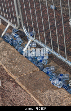 Jeter des bouteilles de watter coureurs au Marathon de Bournemouth Festival en Octobre Banque D'Images