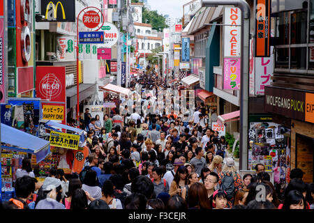 Trop de monde sur la rue commerçante piétonnière Takeshita Harajuku trendy district de Tokyo Japon Banque D'Images