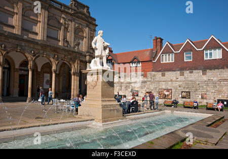 Statue de William Etty à l'extérieur de la galerie d'art en été York North Yorkshire Angleterre Royaume-Uni GB Grande-Bretagne Banque D'Images