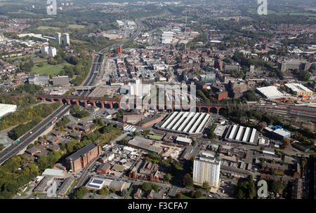 Vue aérienne du centre-ville de Stockport et célèbre viaduc ferroviaire, UK Banque D'Images