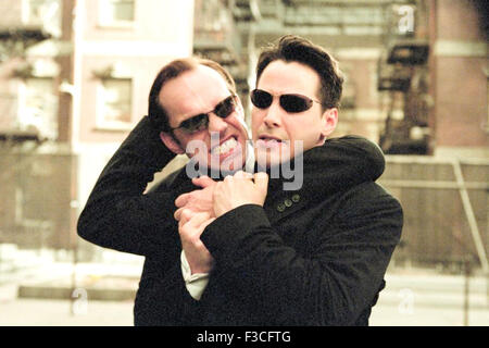 THE MATRIX RELOADED 2003 Warner Bros film avec Keanu Reeves à droite et Hugo Weaving Banque D'Images