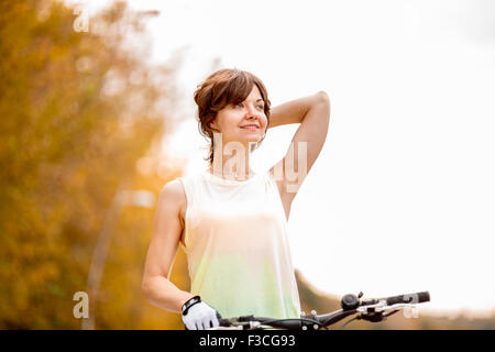 Portrait de femme avec bike Banque D'Images