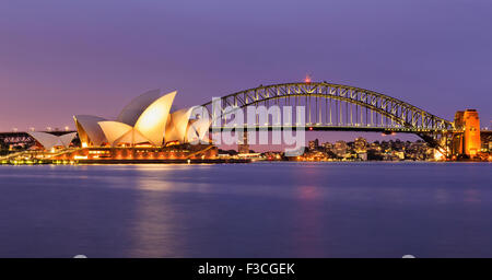 SYDNEY, AUSTRALIE, 10 juillet 2015 - Opéra de Sydney et le Harbour Bridge de Sydney au coucher du soleil. Emblématiques et célèbres de Banque D'Images