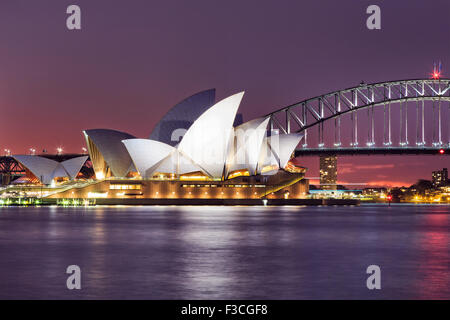 SYDNEY, AUSTRALIE, 10 juillet 2015 - Opéra de Sydney et le Harbour Bridge de Sydney au coucher du soleil. Emblématiques et célèbres Banque D'Images