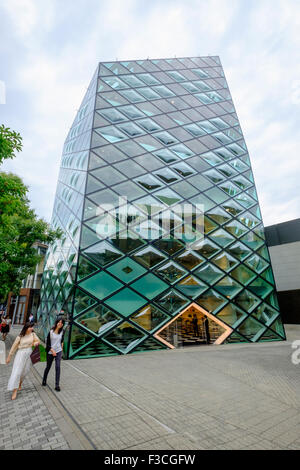 Des murs de verre extérieur de magasin phare à Prada Aoyama Tokyo Japon Banque D'Images