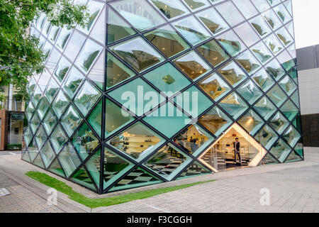 Des murs de verre extérieur de magasin phare à Prada Aoyama Tokyo Japon Banque D'Images