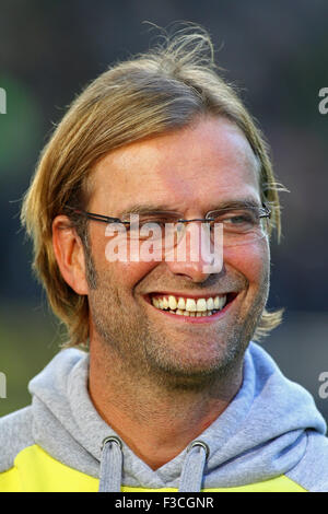 Dortmund, Allemagne. 22 octobre, 2011. L'entraîneur-chef Dortmund JÜRGEN KLOPP sourit avant de la Bundesliga match de football entre le Borussia Dortmund et le FC Cologne au stade Signal Iduna Park de Dortmund, Allemagne, 22 octobre 2011. Photo : KEVIN KUREK (ATTENTION : EMBARGO SUR LES CONDITIONS ! Le LDF permet la poursuite de l'utilisation des images dans l'IPTV, les services mobiles et autres technologies nouvelles qu'au plus tôt deux heures après la fin du match. La publication et l'utilisation dans l'internet pendant le match est limité à 15 photos par match seulement.)/dpa/Alamy Live News Banque D'Images