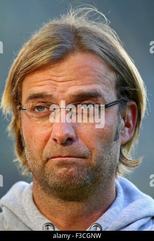 Dortmund, Allemagne. 22 octobre, 2011. L'entraîneur-chef Dortmund JÜRGEN KLOPP grimaces avant le match de football Bundesliga Borussia Dortmund vs 1. FC Cologne au Signal Iduna Park de Dortmund, Allemagne, 22 octobre 2011. Photo : Kevin Kurek/dpa/Alamy Live News Banque D'Images