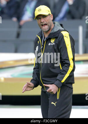 L'entraîneur de Dortmund JÜRGEN KLOPP réagit au cours de la DFB football match final entre Borussia Dortmund et VfL Wolfsburg à l'Olympiastadion de Berlin, Allemagne, 30 mai 2015. Photo : MICHAEL KAPPELER/dpa (ATTENTION ÉDITEURS - EMBARGO SUR LES CONDITIONS : La DFB interdit l'utilisation et la publication d'images séquentielles sur l'internet et autres médias en ligne pendant le match (y compris la mi-temps). ATTENTION : période de blocage ! La DFB permet l'utilisation et la publication des photos pour les services mobiles (MMS) et en particulier pour le DVB-H et DMB seulement après la fin du match). Banque D'Images